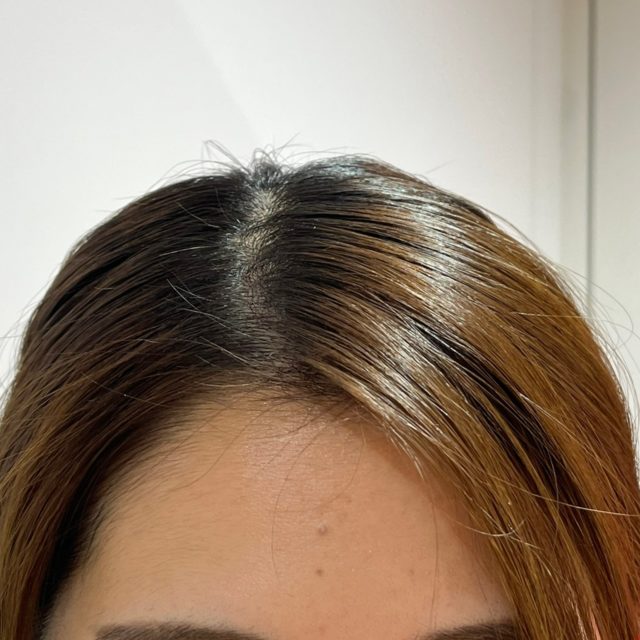 セザンヌのヘアケアマスカラ00クリアを塗り終えた髪の毛