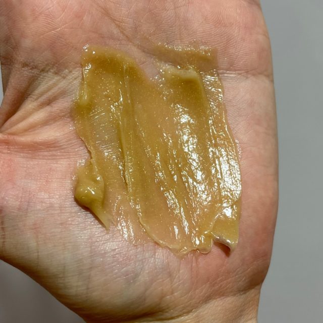 DROASクレイヘアマスクエクセレントグロッシーの中身を伸ばした手のひら