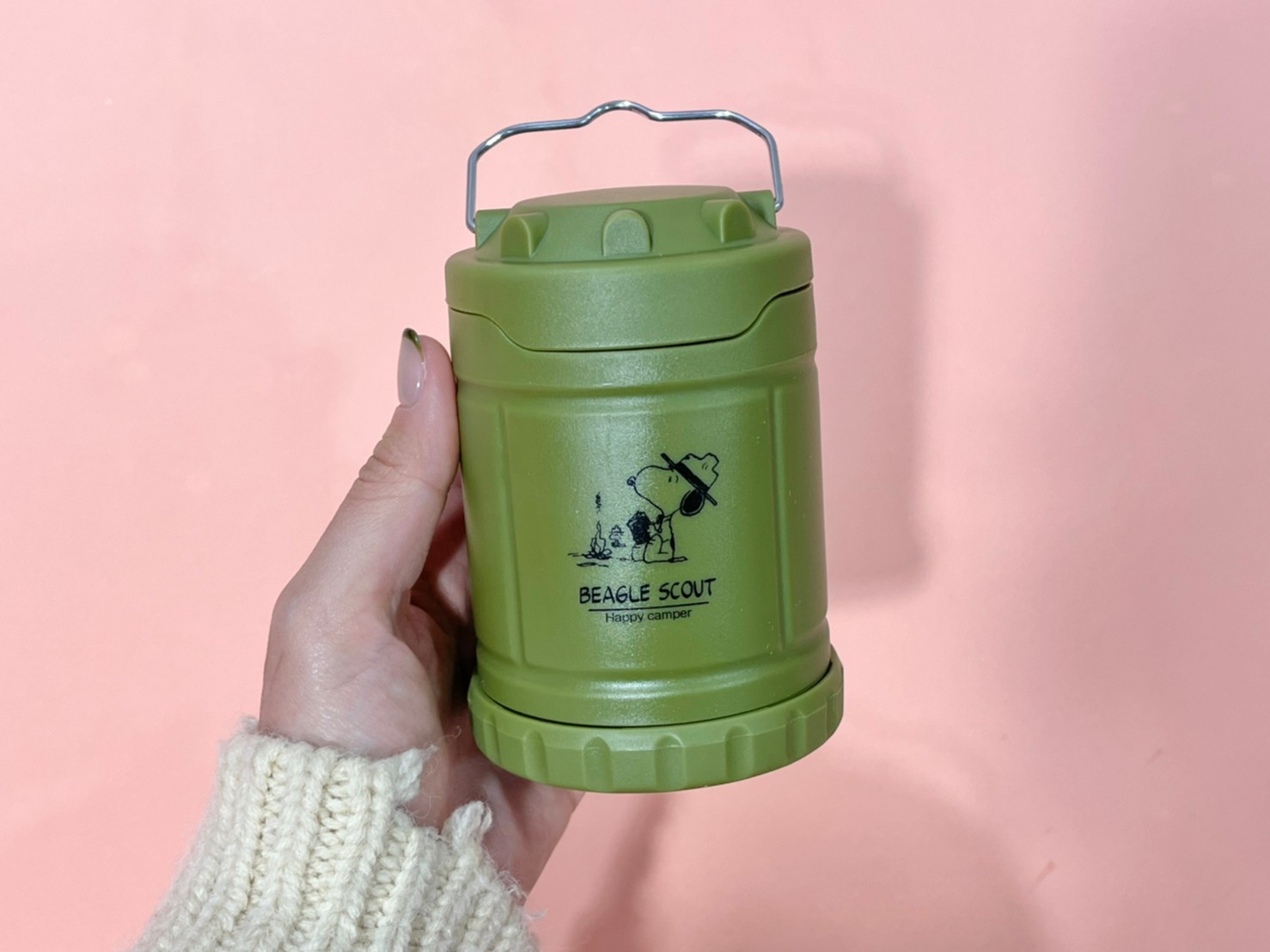 LEDランタン カーキを手に持っている画像