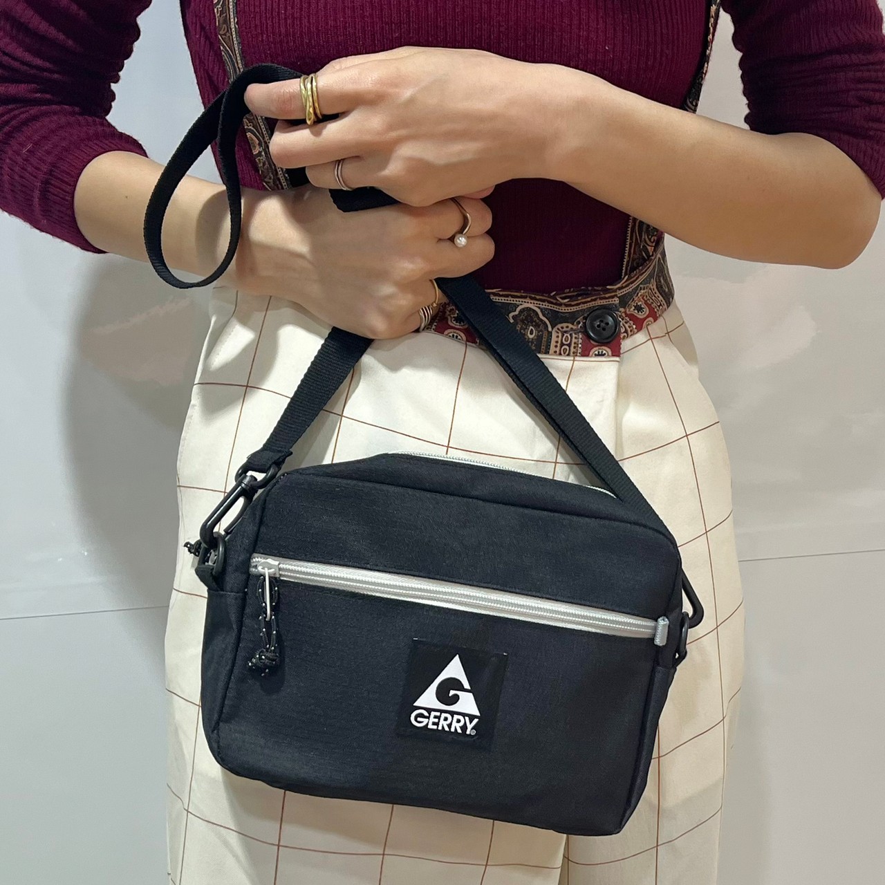 SHOULDER WALLET BAGを持ってみた画像