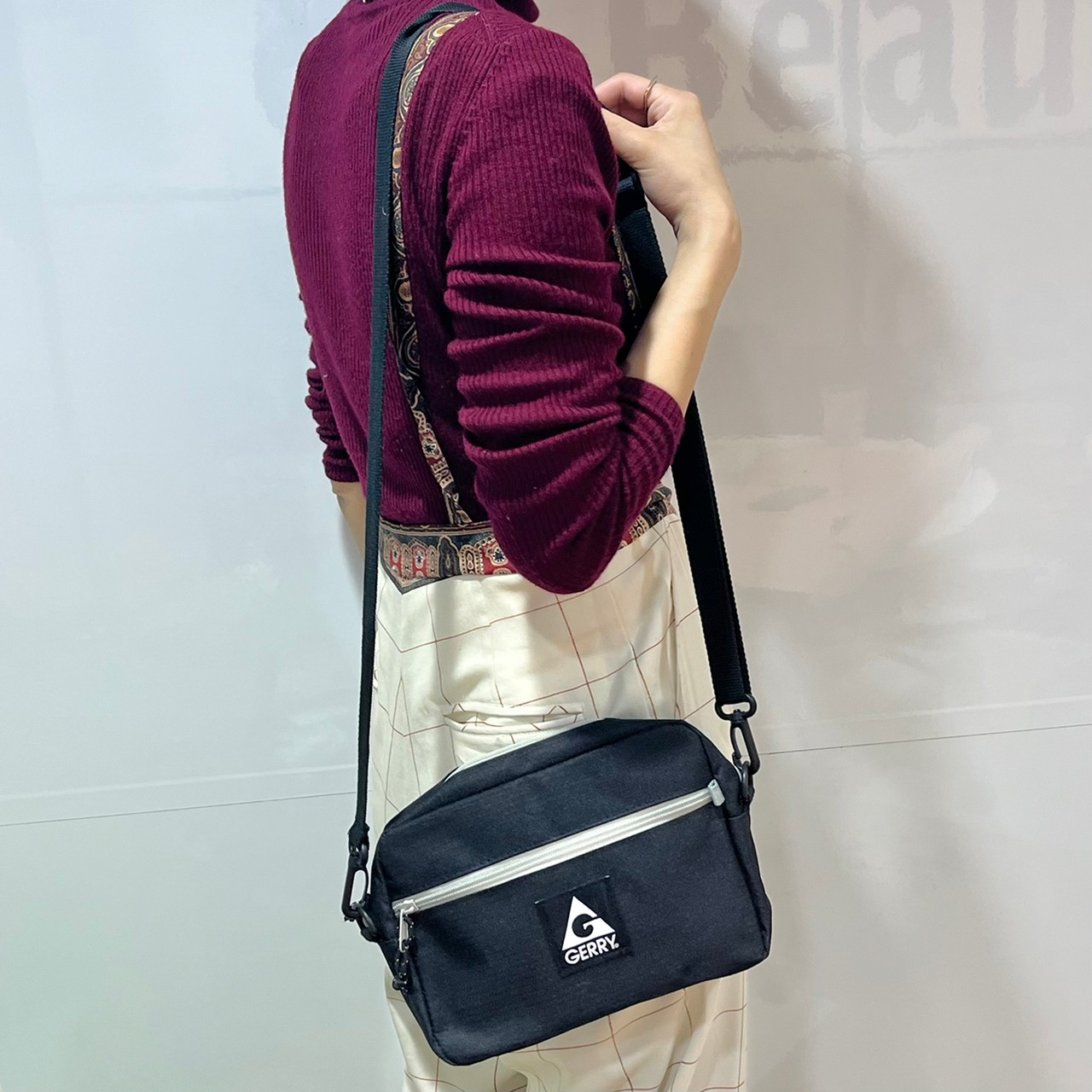 SHOULDER WALLET BAGを肩掛けした画像