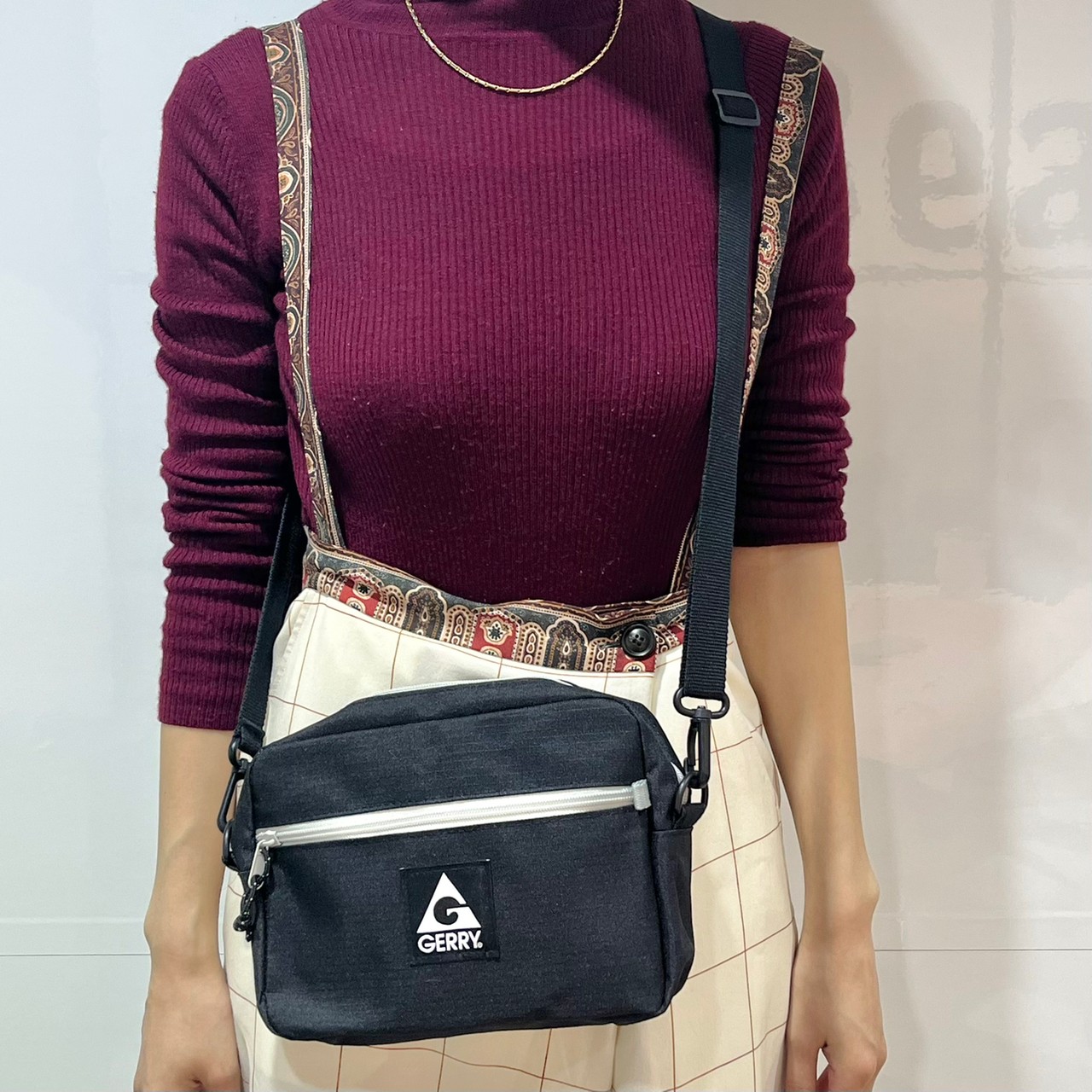 SHOULDER WALLET BAGを前掛けした画像