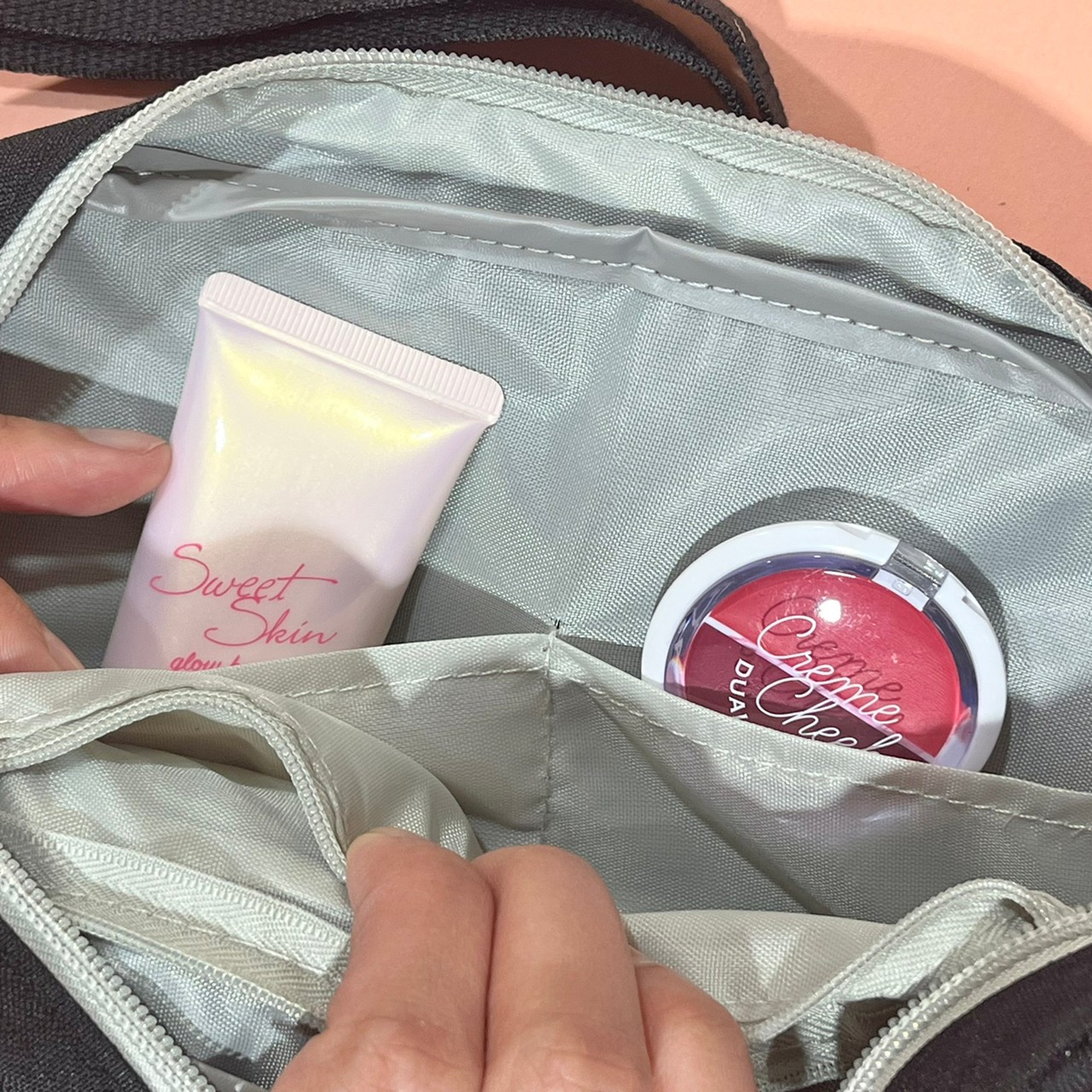 SHOULDER WALLET BAGにコスメを入れた画像