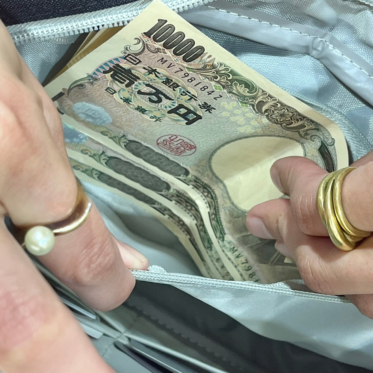 SHOULDER WALLET BAGにお札を入れている画像