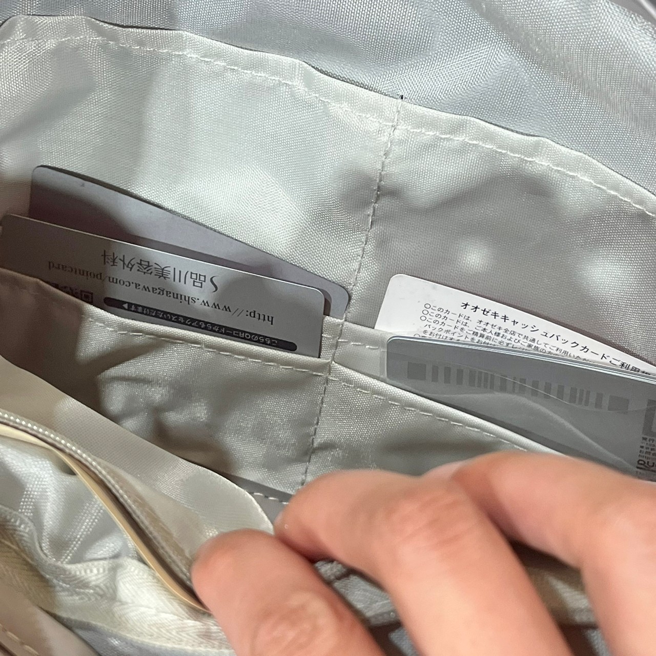 SHOULDER WALLET BAGのカード入れにカードを入れた画像