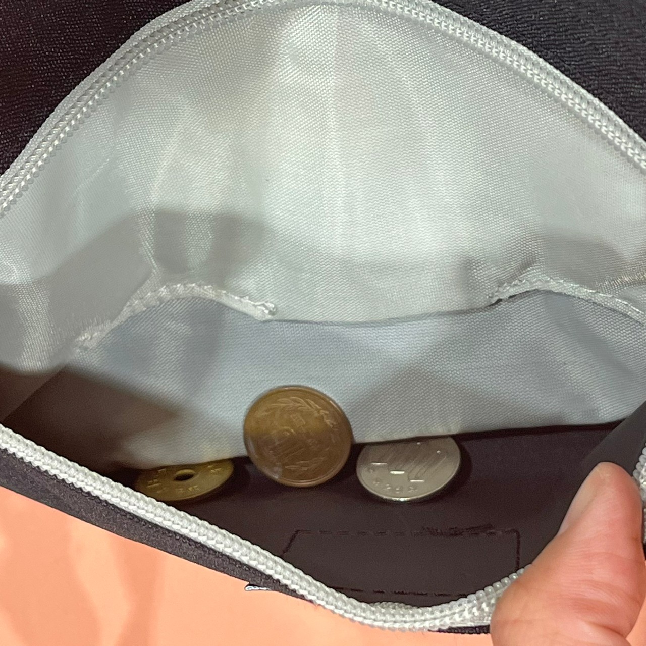 SHOULDER WALLET BAGのフロントポケットに小銭が入っている画像