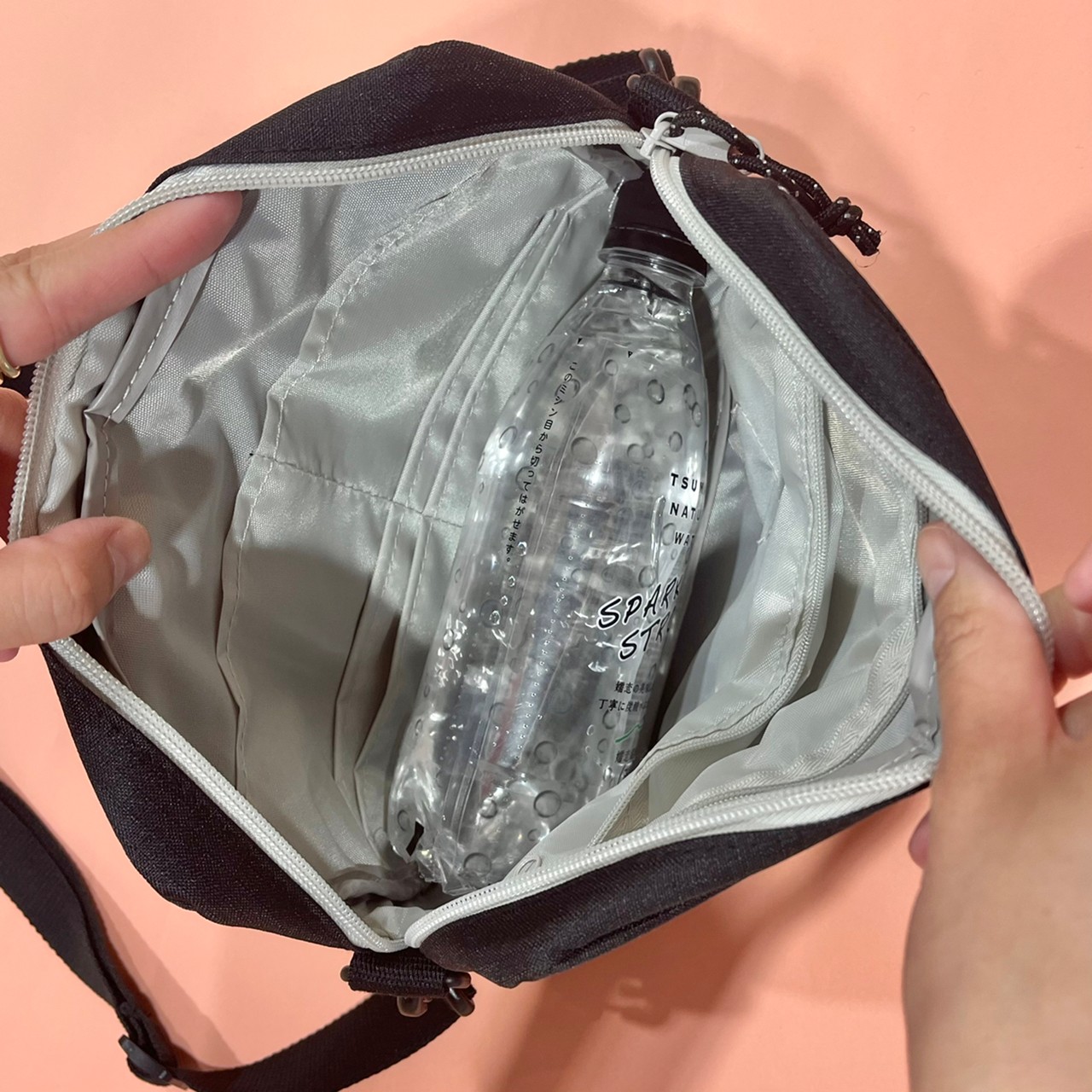 SHOULDER WALLET BAGにペットボトルを横に入れた画像