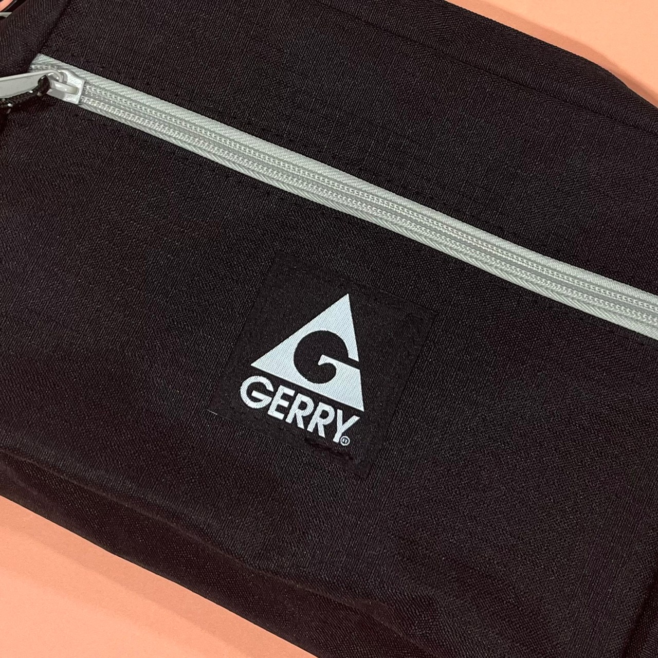 SHOULDER WALLET BAGのフロントロゴアップ画像