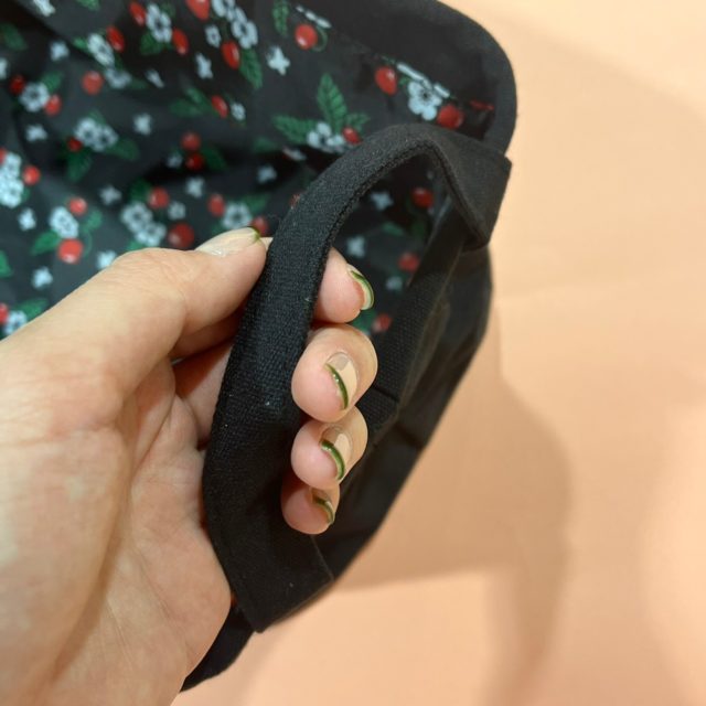 ハンドルを持っている手元