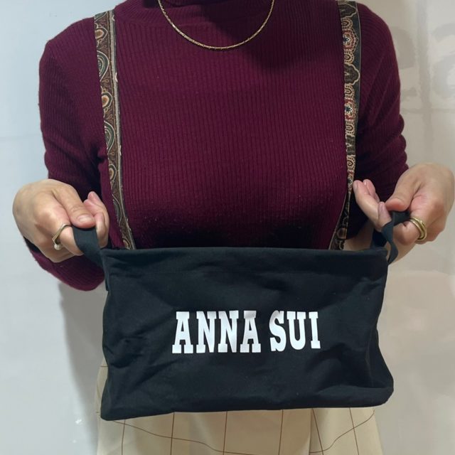 大サイズのボックスを両手で持っている様子