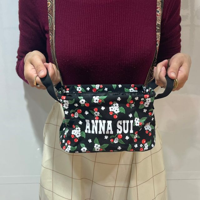 小サイズのボックスを両手で持っている様子