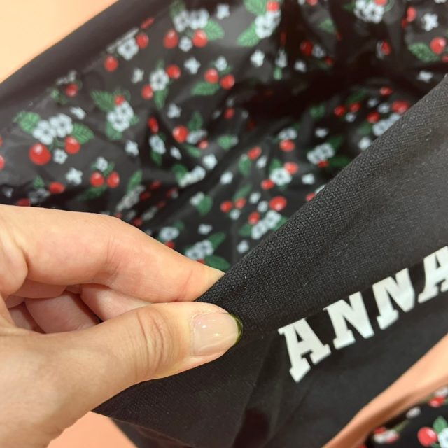 生地を触っている手元