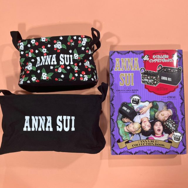 机に並んだムック本と2つのボックス