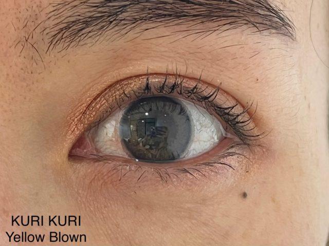 KURI-KURIイエローブラウンを入れた目をアップにしている画像