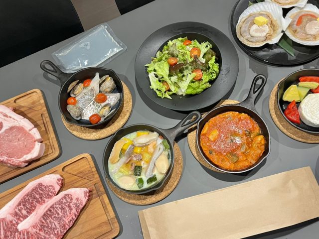 BBQ料理テーブルにいろいろ