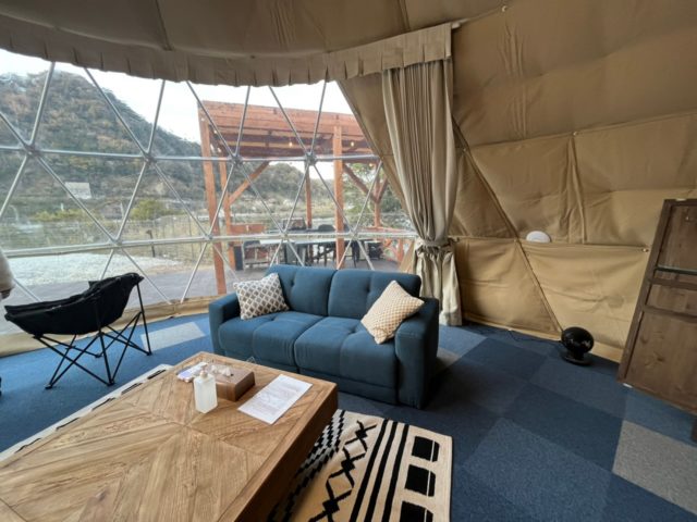 テント内ソファあたり