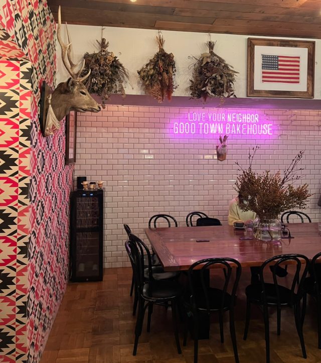 店内コミューナルテーブル