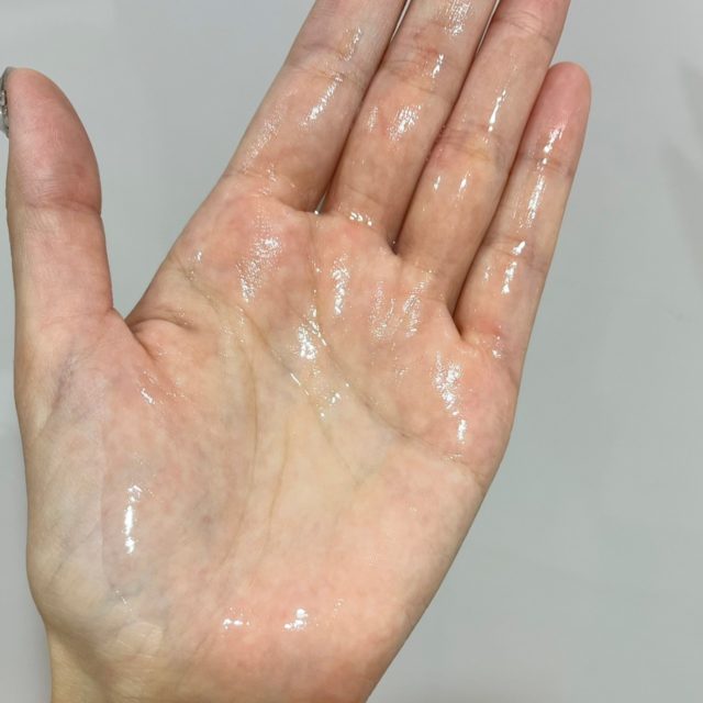 アストリンゼント ローションを手に塗っている様子