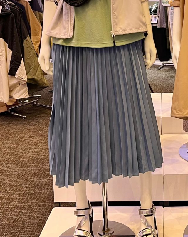 ワークマンの撥水ライトプリーツスカートのマネキン画像