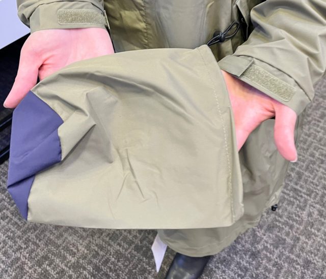 ワークマンの高撥水ライトフーデッドレインの収納袋