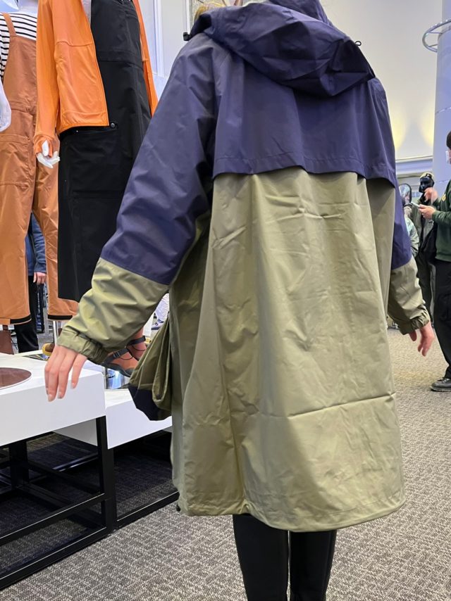 ワークマンの高撥水ライトフーデッドレインの後ろの着用画像