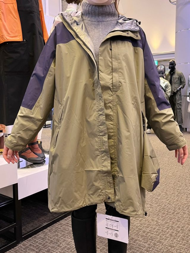 ワークマンの高撥水ライトフーデッドレインの正面の着用画像