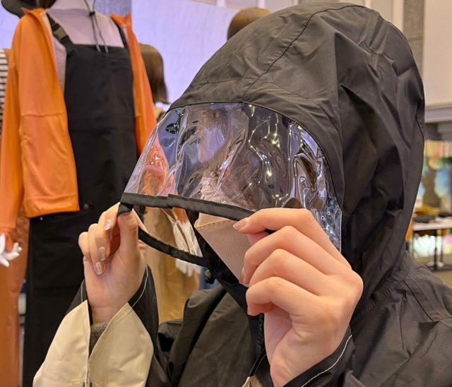 ワークマンの高撥水レインポンチョのつば部分の画像