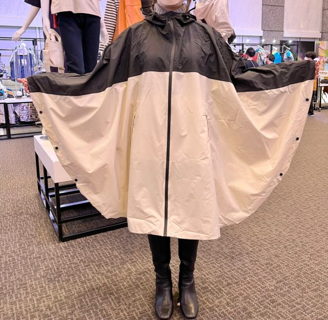 ワークマンの高撥水レインポンチョの正面の着用画像