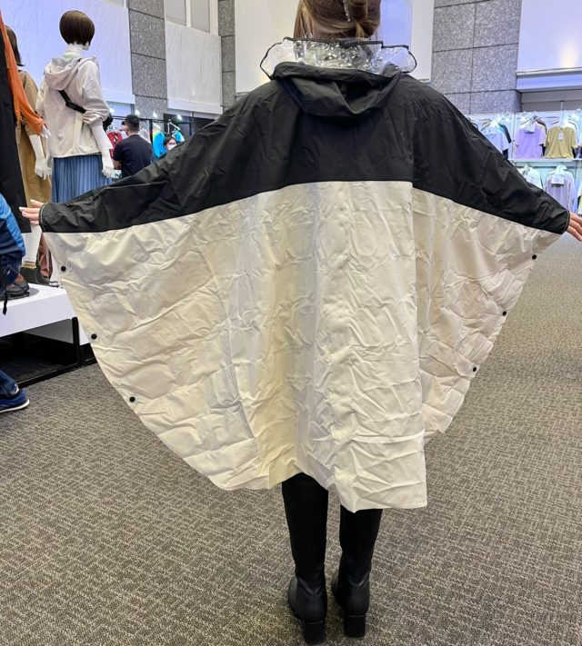 ワークマンの高撥水レインポンチョの後ろの着用画像