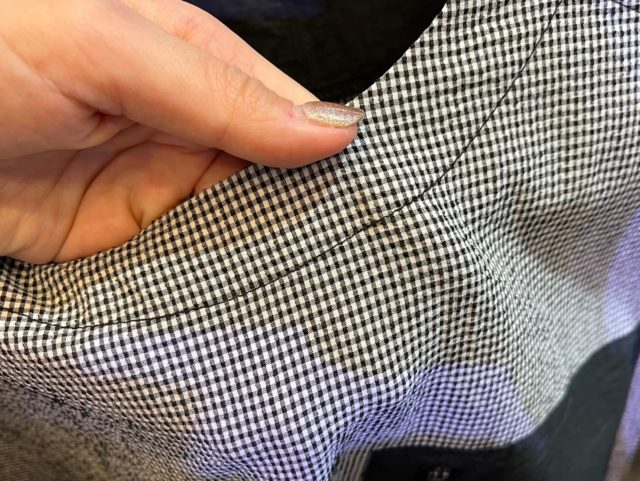 撥水ワンピース ギンガムの生地を見せている