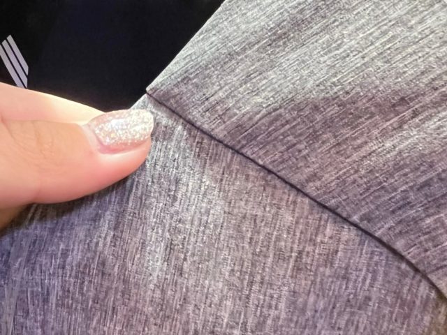 ハイストレッチ UVアクトワンピースの生地を見せている