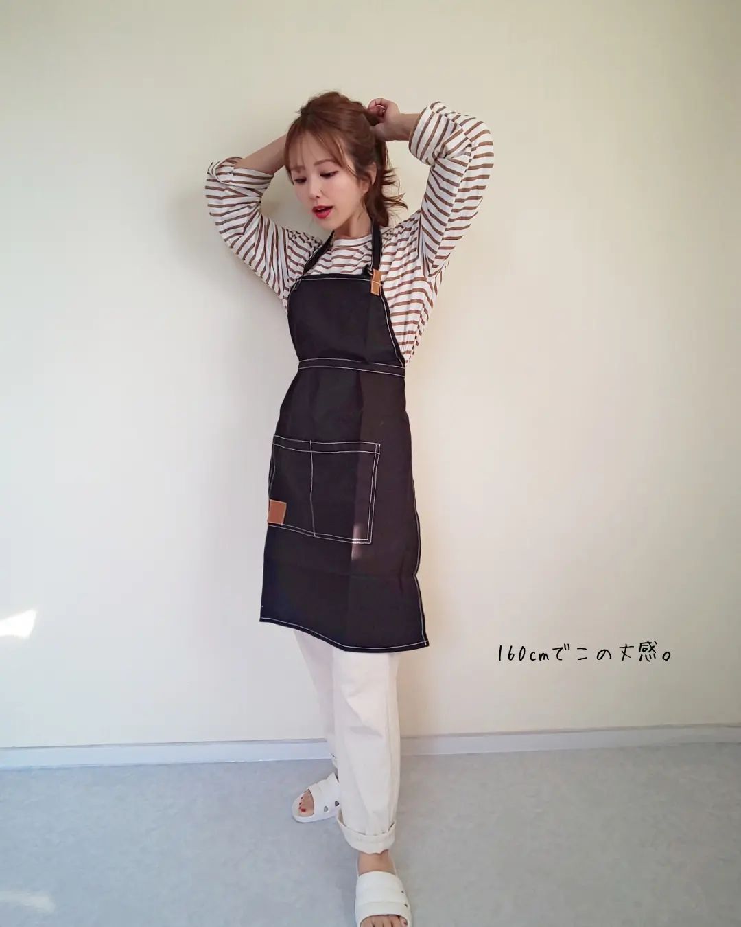 ワークスタイルエプロン、ブラックを身に付けた正面画像