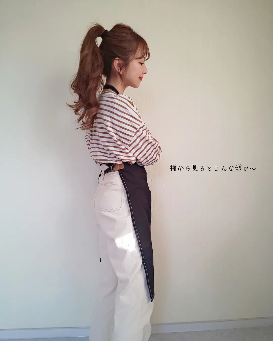 ワークスタイルエプロン、ブラックを身に付けた横からの画像