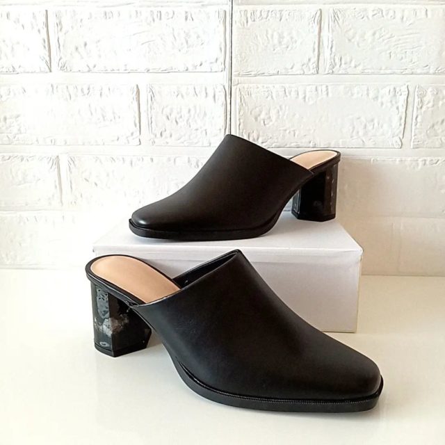 GUのブラックの「ヒールバブーシュ」の置き画