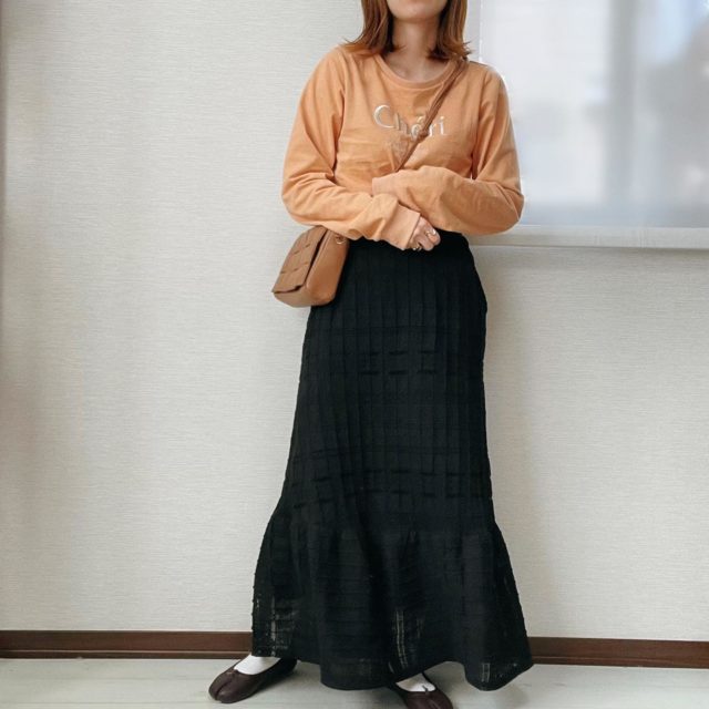 しまむらのブラウンの「編み込み被せショルダーバッグ」×レースマーメイドスカートのコーディネート