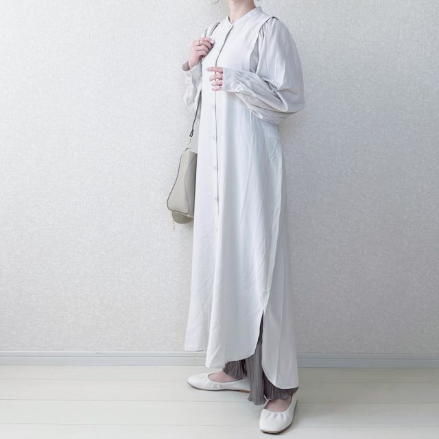 しまむらのアイボリーの「ウィングシャツワンピース」の着用画像