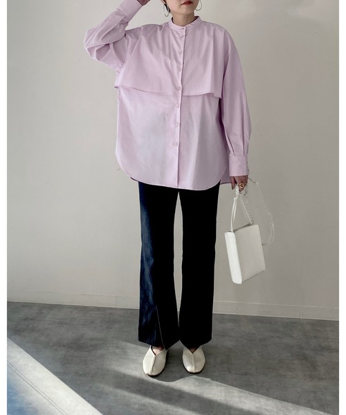 She's Closetのピンクの「バンドカラーボリュームスリーブバックリボン長袖ブロードケープシャツ」を使ったコーデ