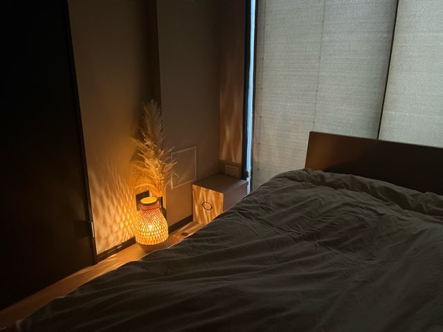 寝室に置かれているIKEAの照明