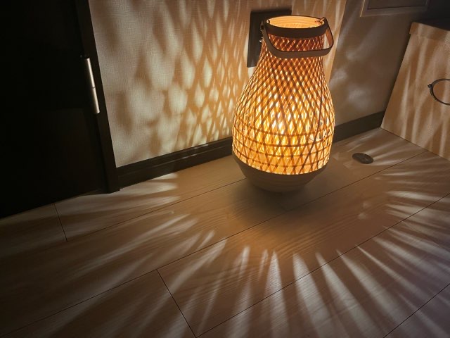 IKEA照明の網目模様の光と影