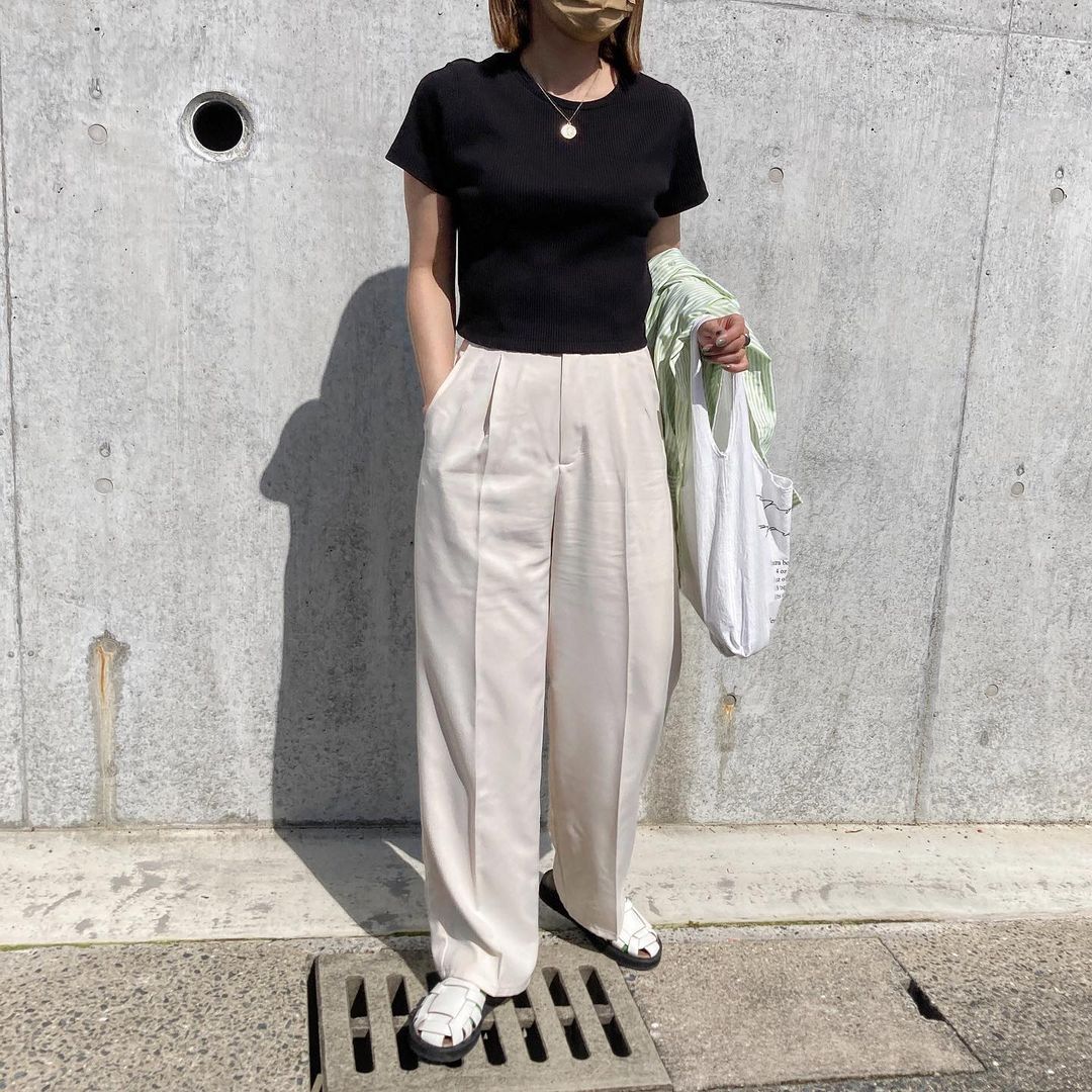 リブ クロップドT、ブラックとホワイトのハイウエストパンツ合わせらモノトーンなカジュアルコーデ画像