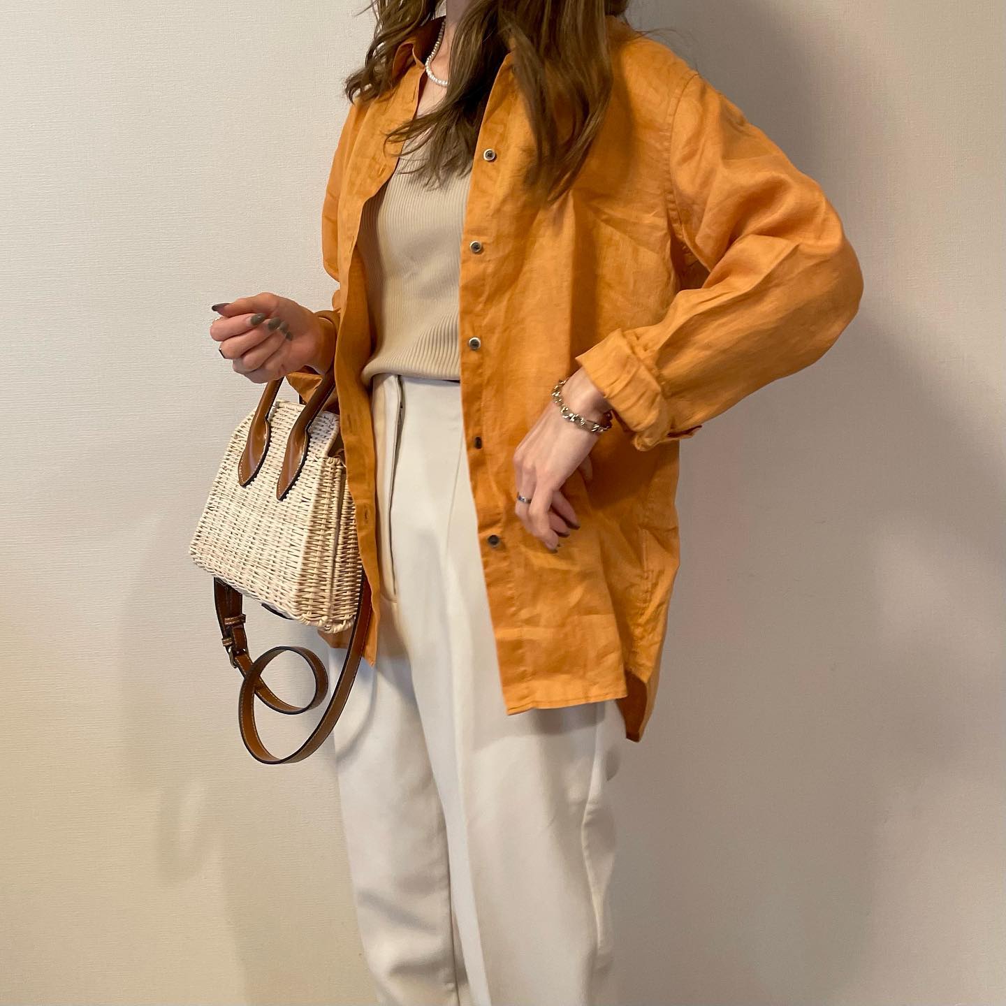 プレミアムリネンシャツ、オレンジとリブタンクトップ×テーパードパンツを合わせたオレンジが差し色の淡色コーデ画像