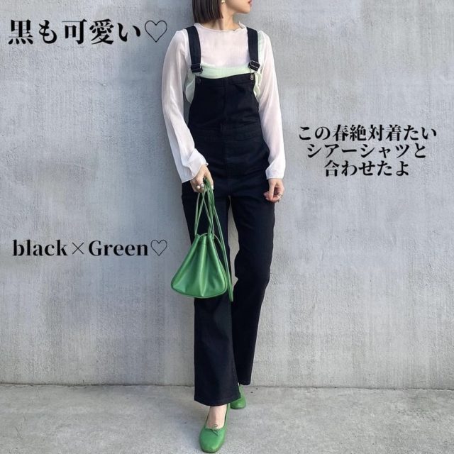 ブラックとグリーン配色のデニムサロペットコーデ