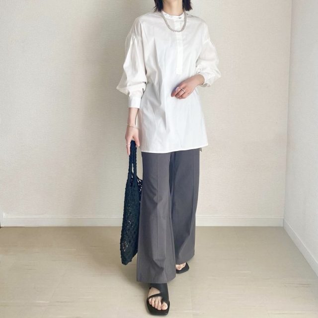 ストレートフレアロングパンツを着用した全身コーデ