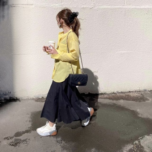 マーメイドドロングスカートを着用した全身コーデ