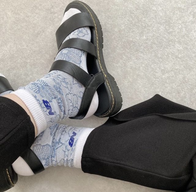 ブルーの花柄ソックスとサンダルを合わせた足元