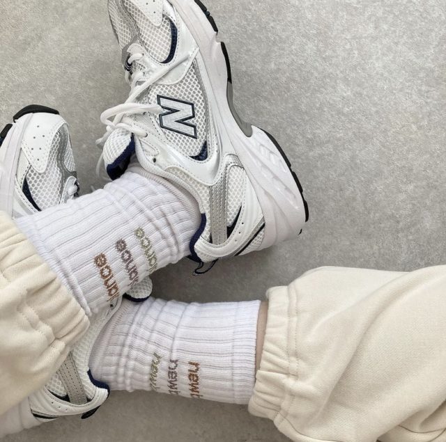ニューバランスの靴下とスニーカーの写真