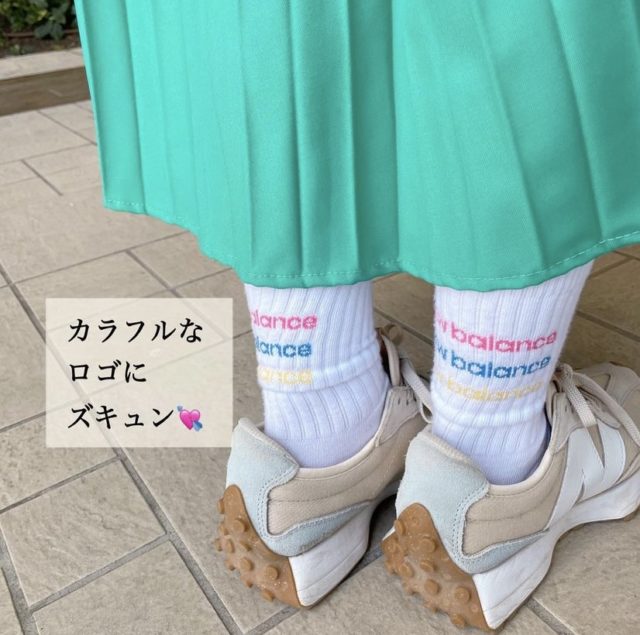 ニューバランスのカラフルなロゴ靴下