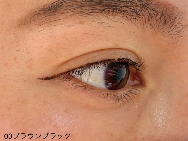セザンヌ極細アイライナーEXの00ブラウンブラックを使用した目元を横から見た様子