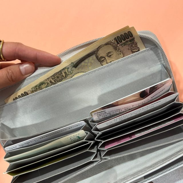 実際にお札を入れているところ