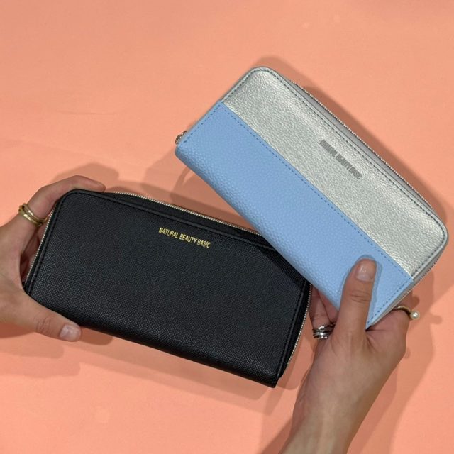 2種類の財布を持つ手元